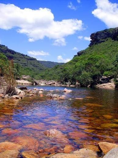 Poço natural de águas cristalinas